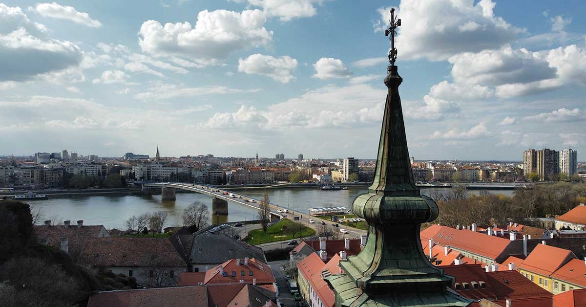 Nekretnine Srbija- Pogled preko kupole crkve na stambene zgrade i most